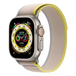 جراب Apple Watch Ultra GPS + Cellular من التيتانيوم مع حلقة مسار أصفر / بيج ، 49 مم ، صغير / متوسط (حجم الشريط) ، MK3.5